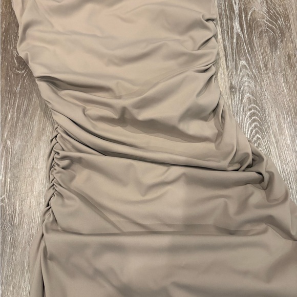 PrettyLittleThing Strapless Taupe Neutral Minimalist Midi Dress - Picture 4 of 4
